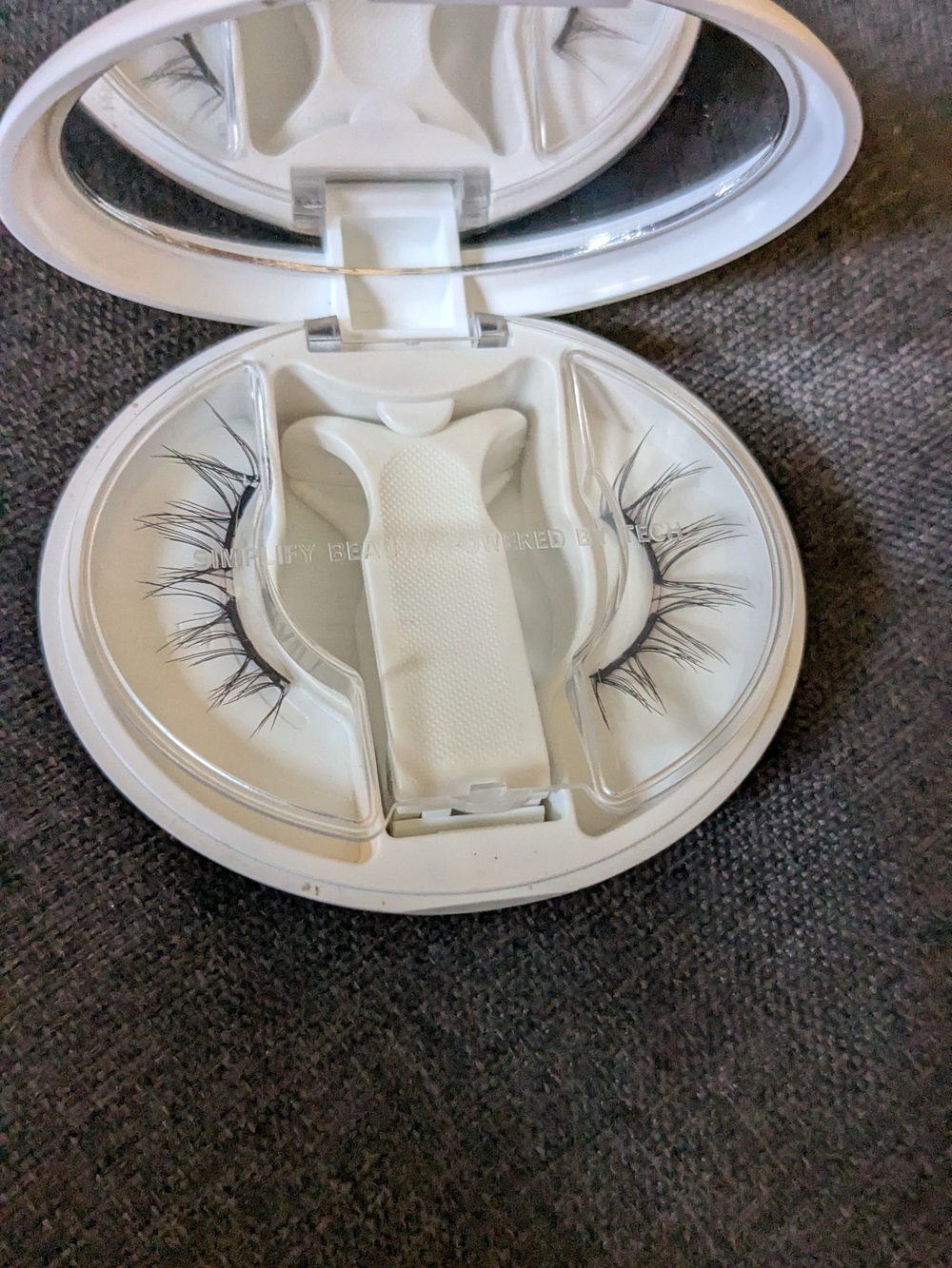 Beyelian White Compact With Mirror Magnetic False Lashes New - Picture 3 of 3